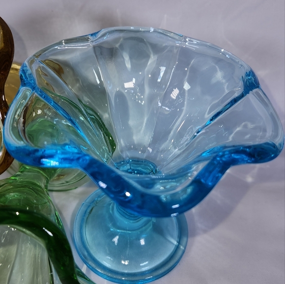 Set of 4 Vintage Coloured Glass Sundae Parfaits. - Picture 9 of 13